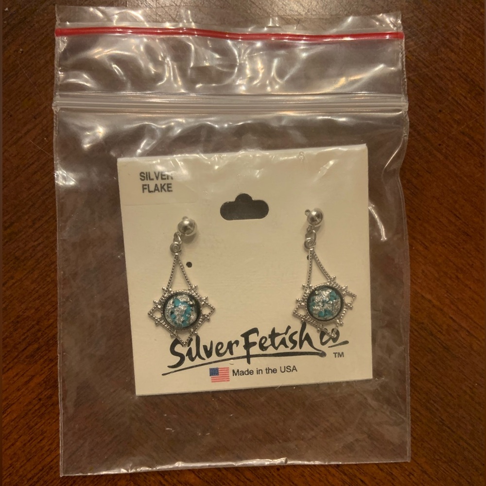 ✨ FREE 🎶🎻 NEW Silver flakes dangle earrings